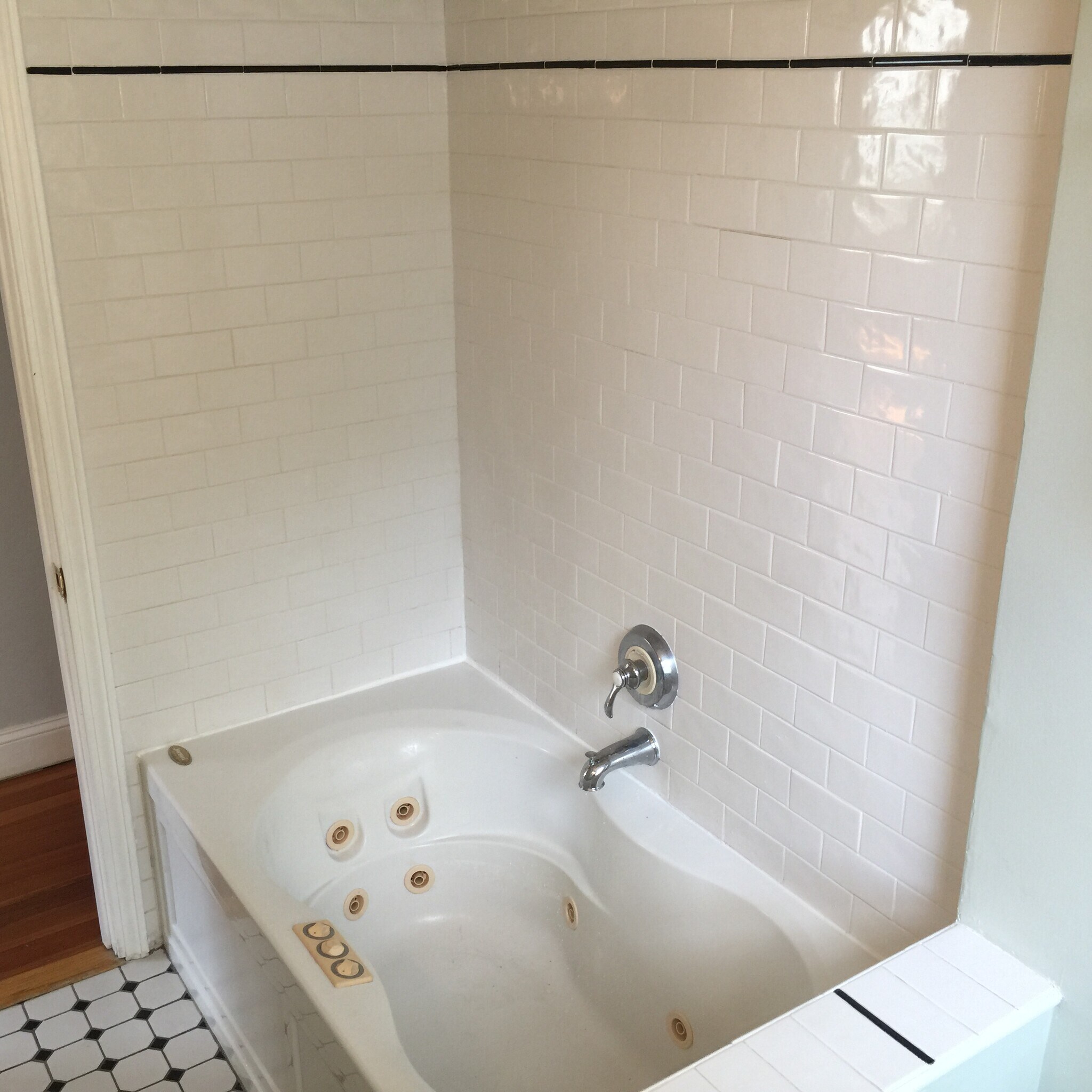 Tiled tub/shower area - 142 Humboldt Ave