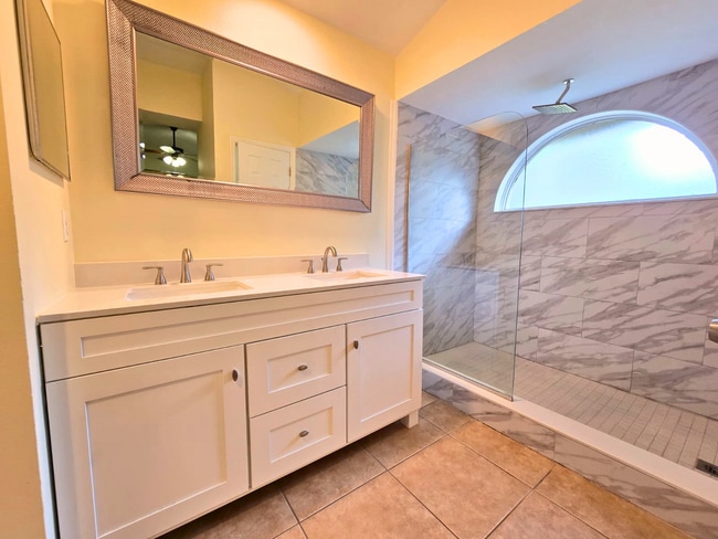 Building Photo - Stunning 3BR/ 2BA Home in The Trails Near UTC