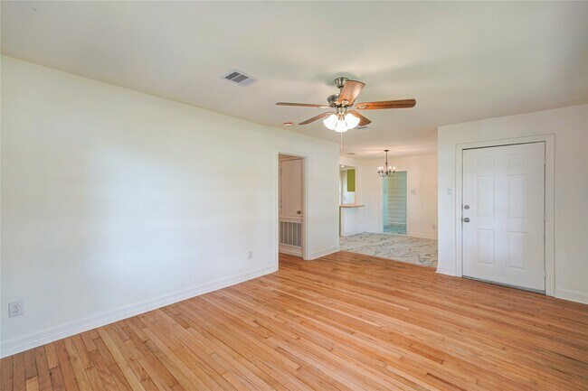 Building Photo - 1319 Elm St