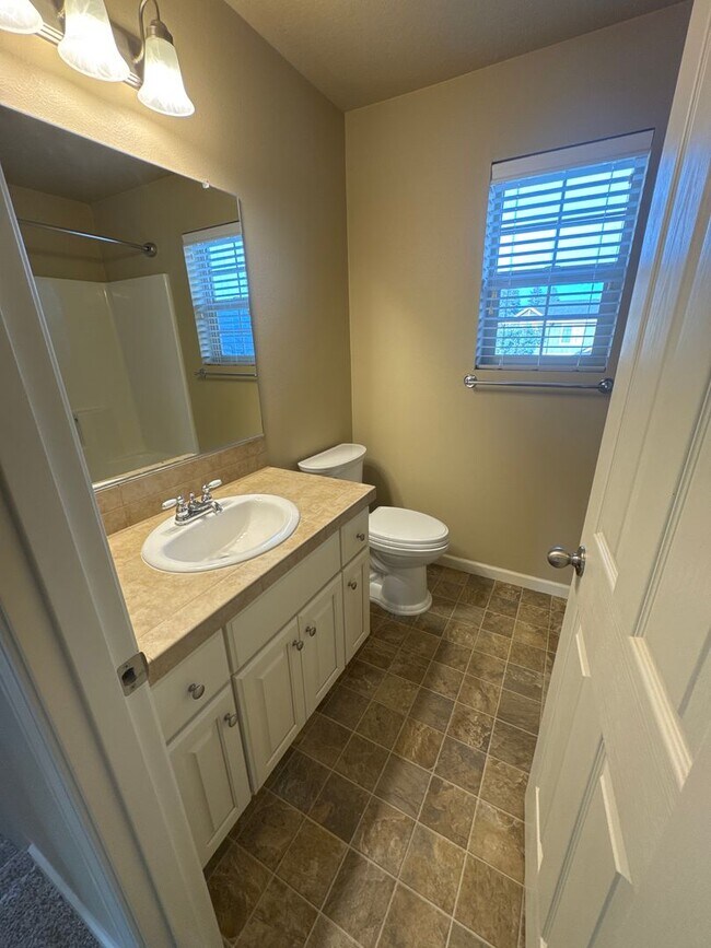 Building Photo - ? Beautiful 4-Bed, 3-Bath North Albany Hom...