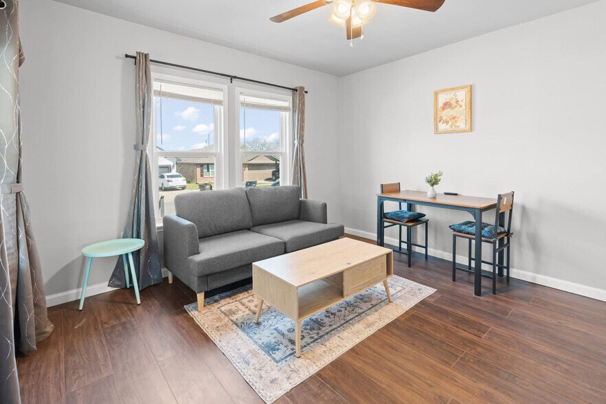 Primary Photo - 1004 E Powell Ave