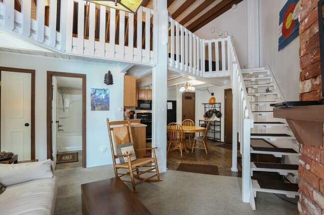 Building Photo - 2 Bedroom in Wildernest!  Summer lease!