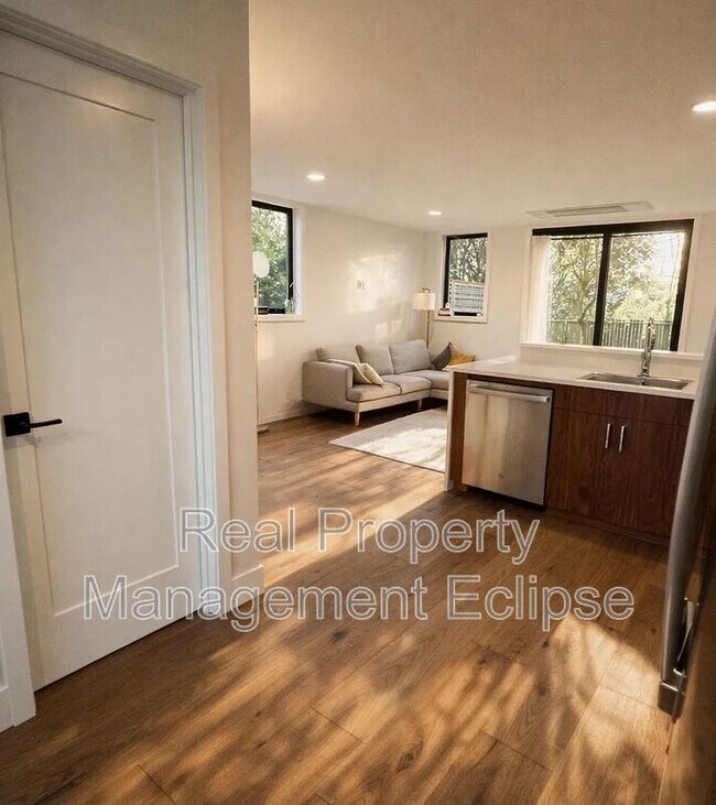 Building Photo - 2528 27th Ave W