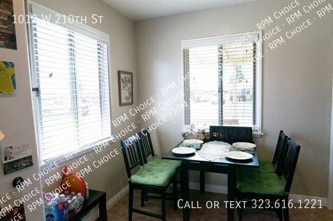 Building Photo - 1012 W 210th St