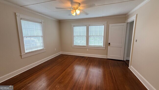 Building Photo - 142 Oak Ave