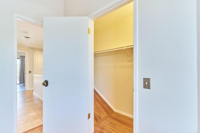 Building Photo - 401 E Vista Chino