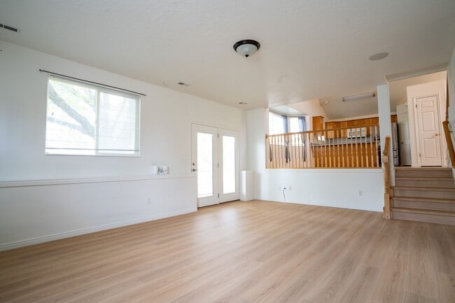 Building Photo - Beautiful Remodeled Home In Great Clinton Area