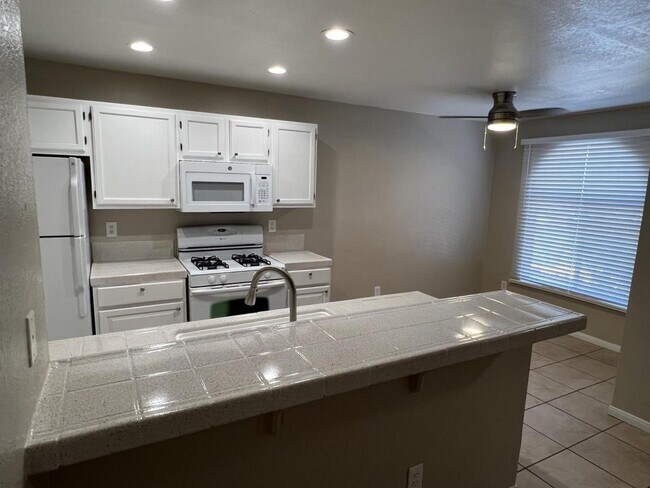 Building Photo - 7570 W Flamingo Rd