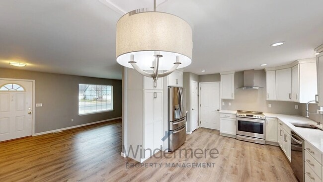 Building Photo - 739 S E Landen Dr