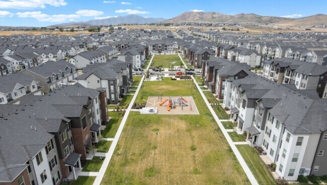 Building Photo - Amenity-Rich Top-Floor Condo in Lehi