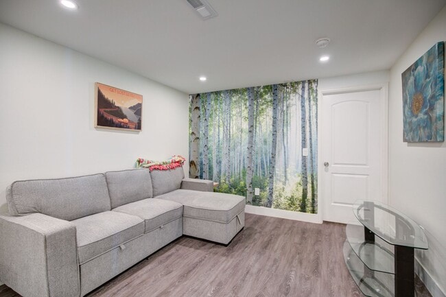 Building Photo - Single Apartment (brand new)