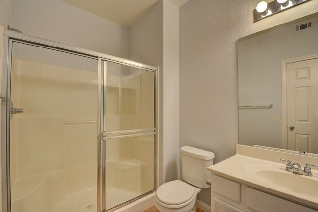 Building Photo - Beautiful / Spacious / Two Bedroom Condo /...