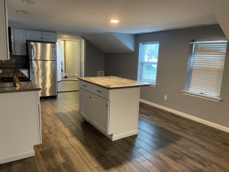 Building Photo - 116 E Main St