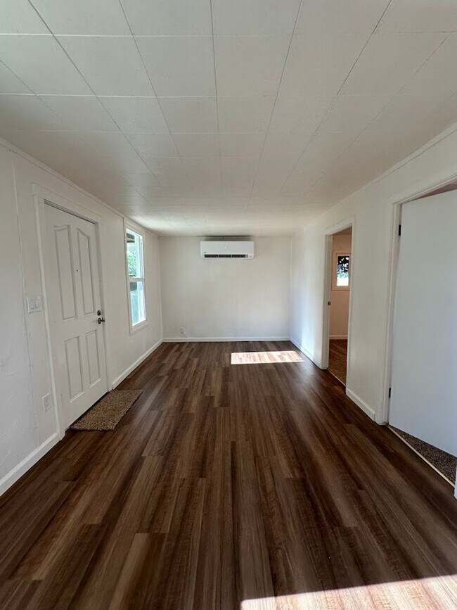 Building Photo - Charming One Bedroom in the Heart of Red Bluff! Pet Friendly!