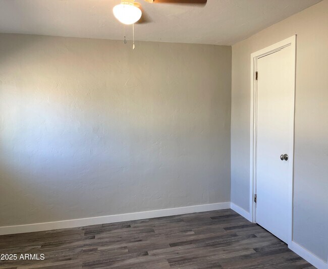 Building Photo - 1125 E Devonshire Ave