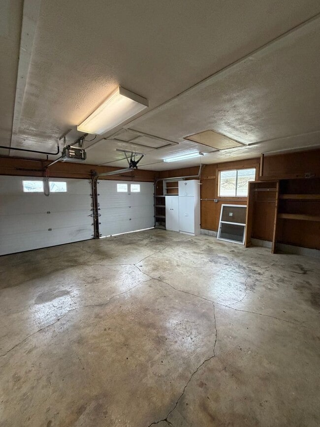 Building Photo - Must See 3 Bedroom with Fenced Yard!