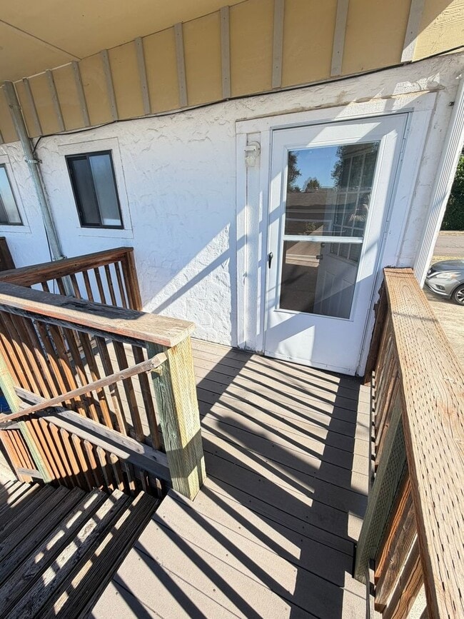 Building Photo - Newly Updated 2 Bedroom!