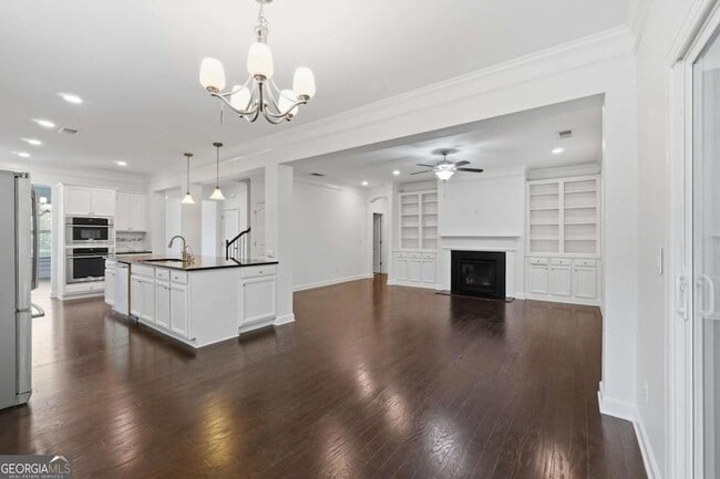 Building Photo - 4865 Alexandria Ave