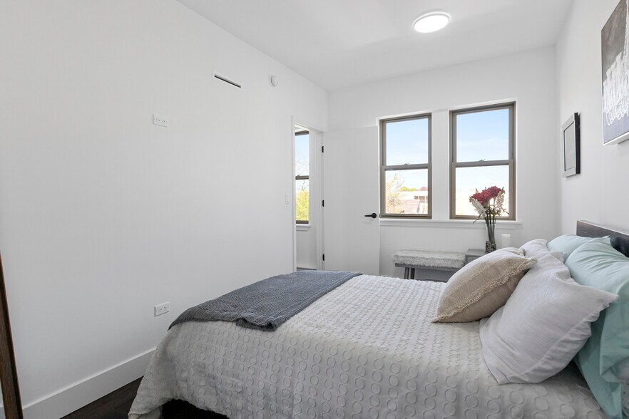 Building Photo - 1553 W Hollywood Ave