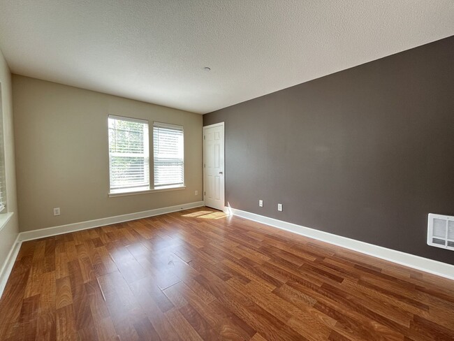Building Photo - Incredible SE Hazelwood 2 Bedroom + 1 Bathroom Condo w/ included Garage and Washer & Dryer!!