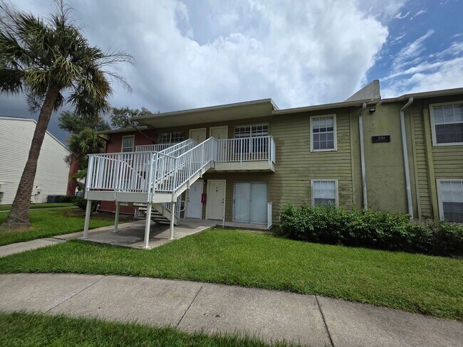 Building Photo - BRANDON LAKE VIEW 1/1 - $1249 - Water Included + $300 Move-In Credit*