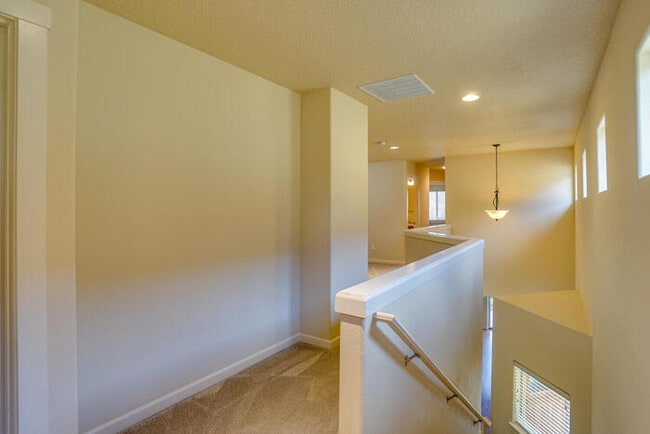 Building Photo - BEAUTIFUL THREE BEDROOM HOME IN FELIDA