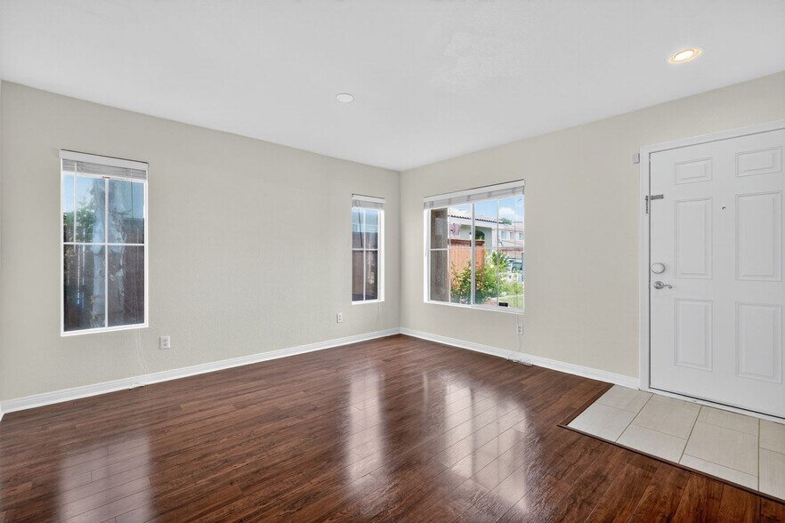 Building Photo - 40677 Cartier St