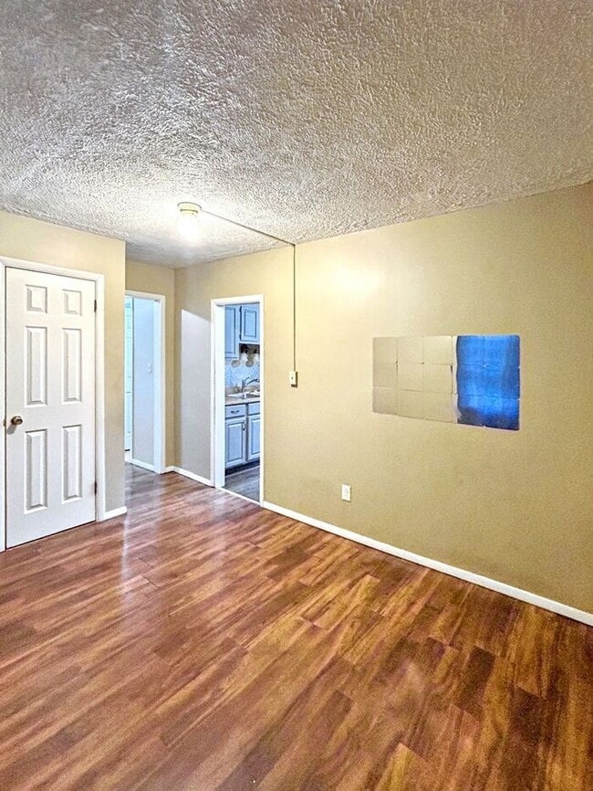 Building Photo - Charming 3-Bedroom Home with Modern Comfor...