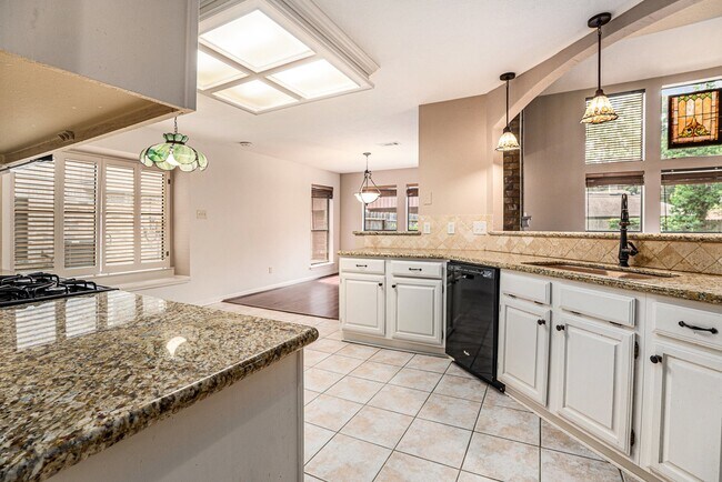 Building Photo - 602 Crestwood Dr