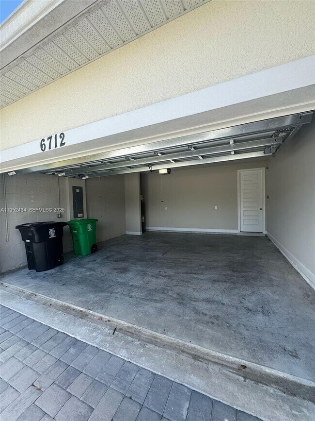 Building Photo - 6712 Cloverdale Ave