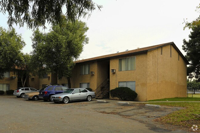 Ample Parking ments - Sandalwood Apartments
