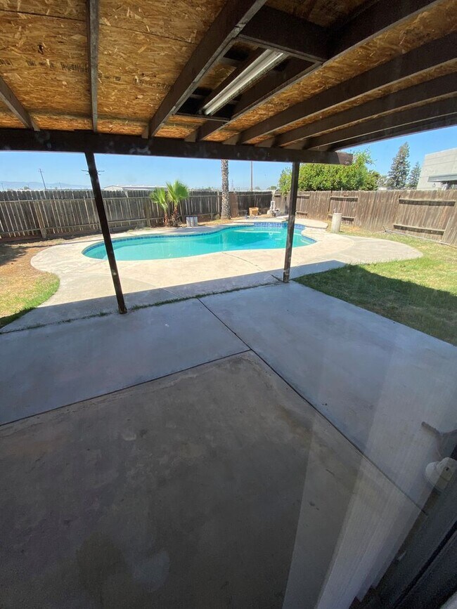 Building Photo - **Back to School Move In Special** 3rd mon...