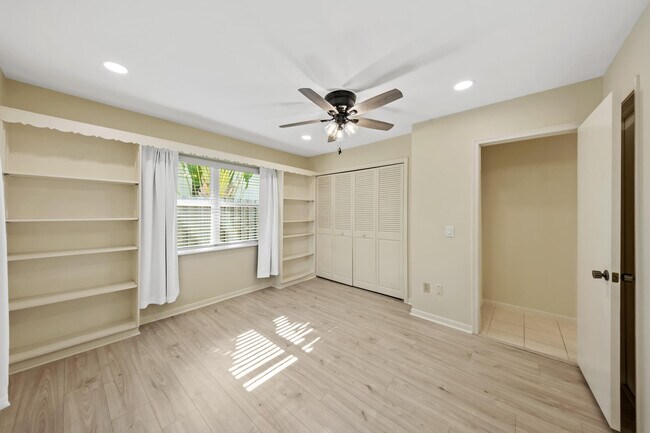Building Photo - 129 Alhambra Pl