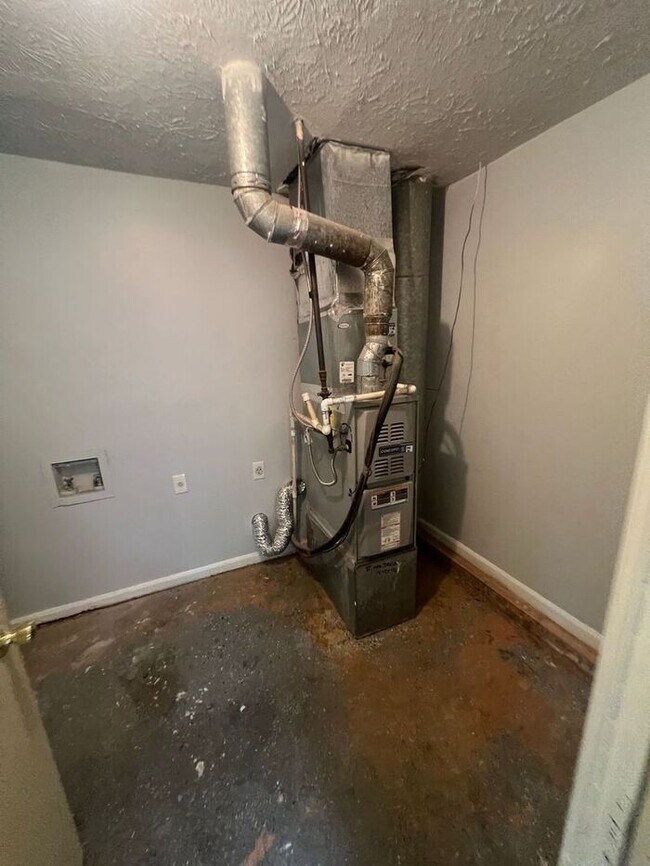 Building Photo - READY NOW!!!! 2 bedroom 1 bath