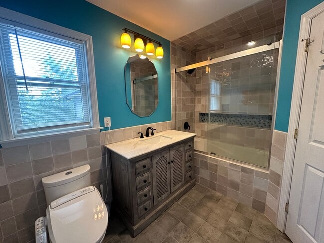 Building Photo - 4 bedrooms, 3.5 bathrooms