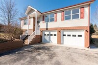 Building Photo - Spacious House In Christiansburg