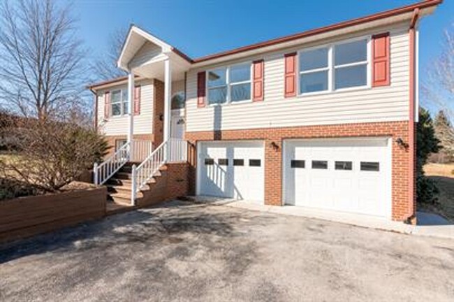 Primary Photo - Spacious House In Christiansburg