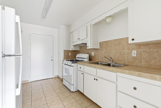 Building Photo - 616 S Irwin St