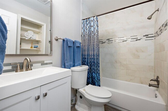 Building Photo - 1009 Rolling Green Cir