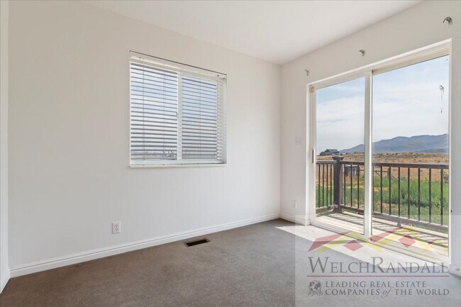Building Photo - Spacious Single Family Home With Attached ...