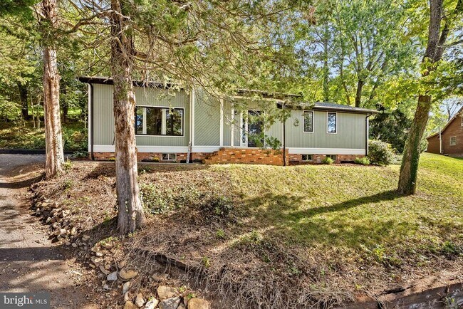 Building Photo - 862 Carrier Dr