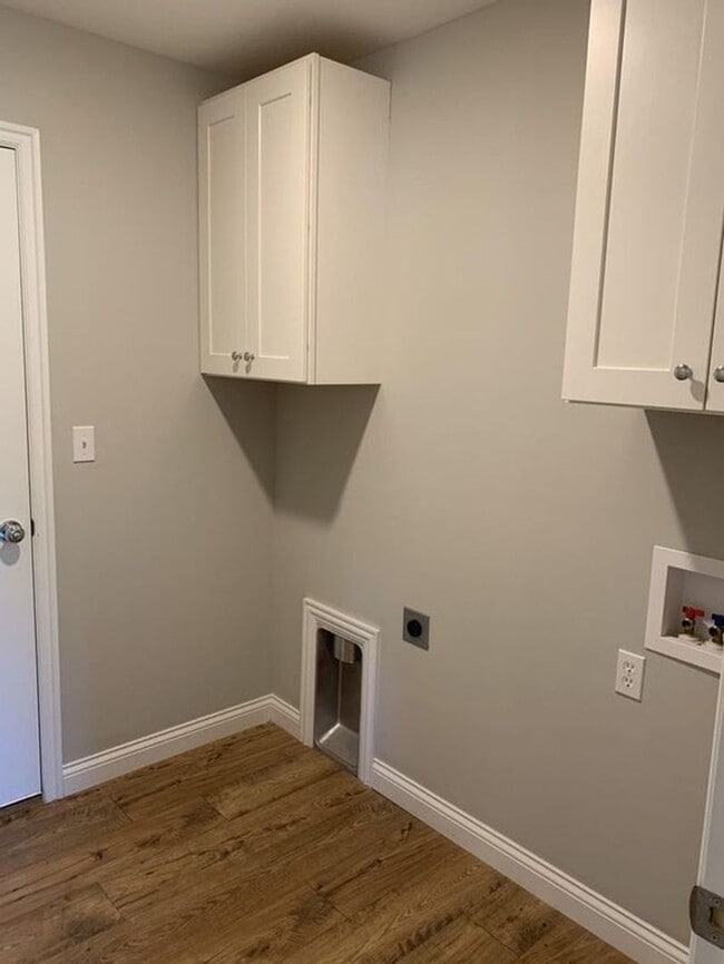 Building Photo - 3 Bed 2.5 Bath House, off Old Plank Rd