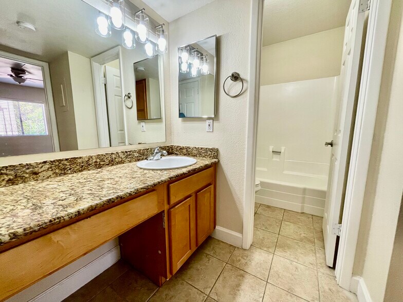 Building Photo - 3825 E Camelback Rd