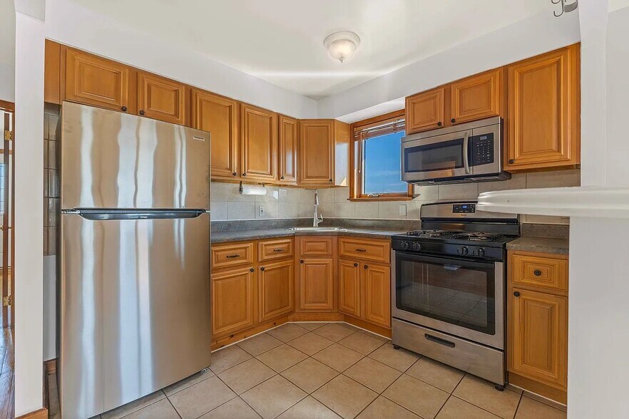 Building Photo - 60-63 60 Lane