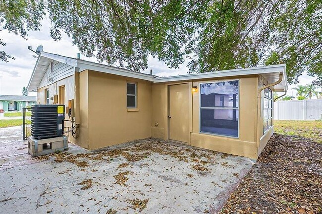 Building Photo - Charming 2BR House in Port Richey