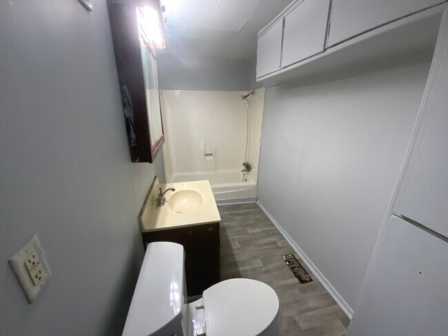 Building Photo - 56 Bismark St