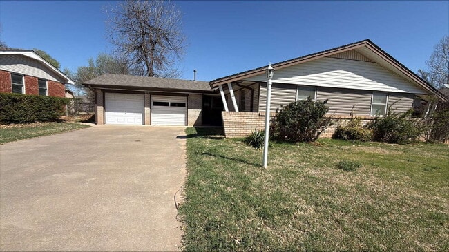 Building Photo - "Charming Space in Yukon, OK! Lawn care included!"