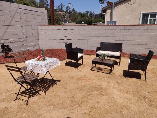 Building Photo - 1466 Casa Vista Dr