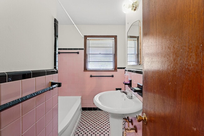 Building Photo - 1457 Columbia Hwy N