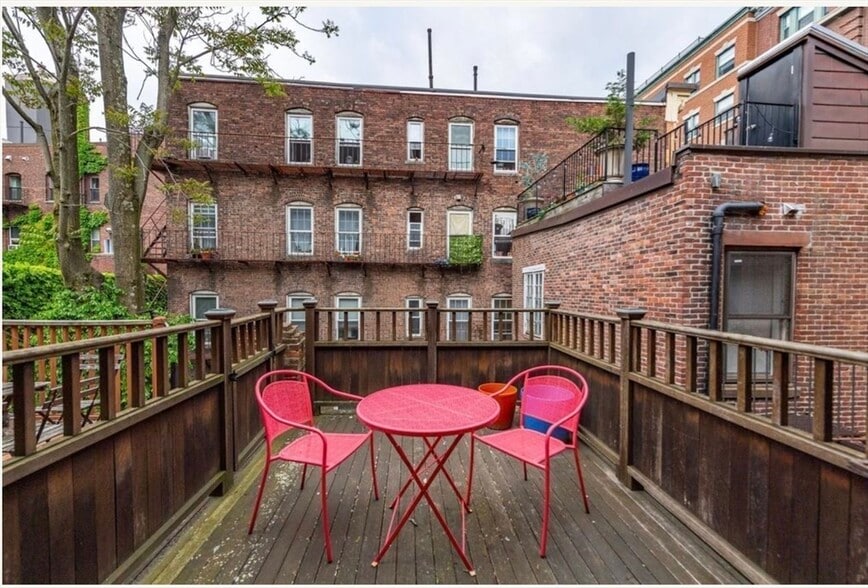 Building Photo - 22 Joy St